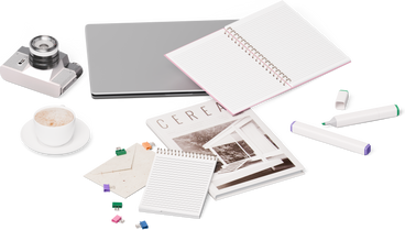 Vista isometrica di laptop chiuso, rivista, fotocamera, quaderni, pennarelli e spille PNG, SVG