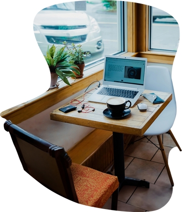 Café de fundo com mesa e laptop PNG, SVG