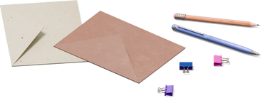 Vista isométrica de envelopes, caneta, lápis e clipes de papel PNG, SVG