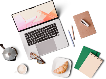 Draufsicht auf laptop, moka-kanne, tasse kaffee und croissant PNG, SVG